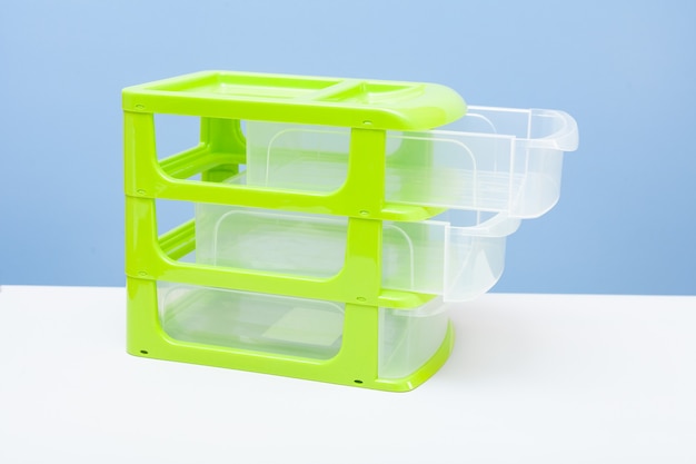 In un contenitore di plastica verde due scatole sono estese sopra