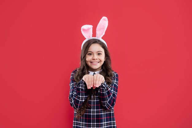 In uno stato d'animo giocoso ragazza adolescente felice indossare orecchie da coniglio felice Pasqua infanzia felicità bambino in costume da coniglio tempo per divertimento adorabile bambino che indossa divertenti orecchie di lepre vacanze di primavera di Pasqua