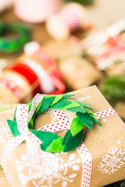 Incartare i regali di Natale in carta marrone riciclata con uno stile vintage a casa.