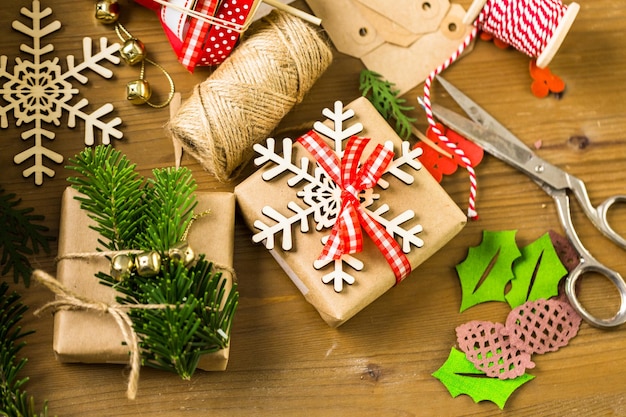 Incartare i regali di Natale in carta marrone riciclata con uno stile vintage a casa.