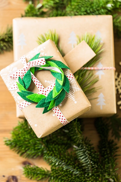 Incartare i regali di Natale in carta marrone riciclata con uno stile vintage a casa.
