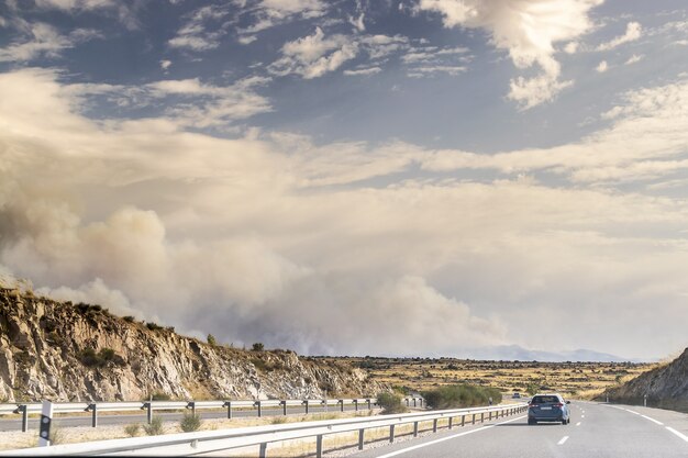 Incendio ad Avila, Navalacruz. Colonna di fumo e montagna in fiamme. incendio boschivo.