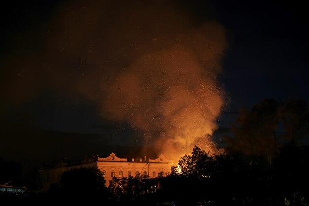 Incendio in città di notte