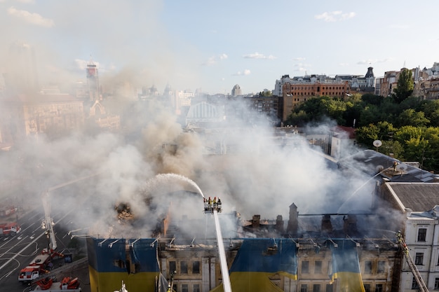 Incendio in una casa a tre piani a Kiev