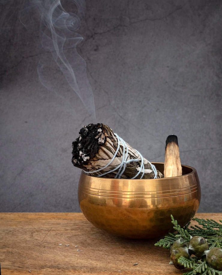 Foto incenso di salvia bianca e ciotola da canto