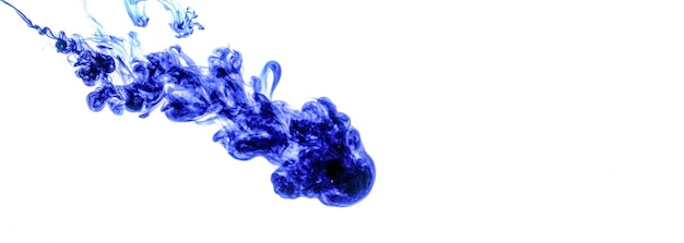 Inchiostro blu iniettato nell'acqua dalla siringa, miscelazione del colore con acqua creando forme astratte, banner con spazio per il testo sul lato destro.