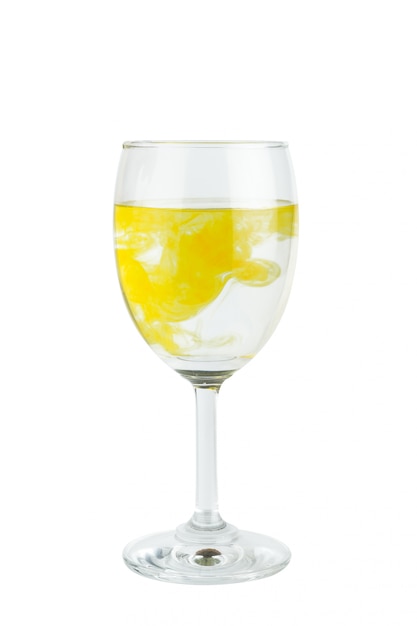 Inchiostro di vetro dell'acqua del vino isolato su bianco