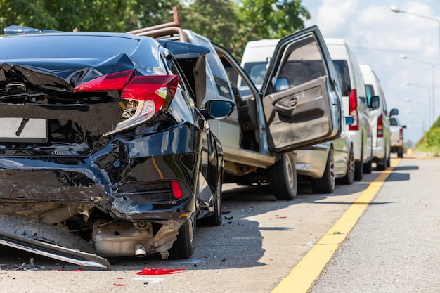 Incidente che ha coinvolto molte macchine sulla strada