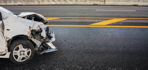 incidente d'auto danneggiato da un incidente su autostrada