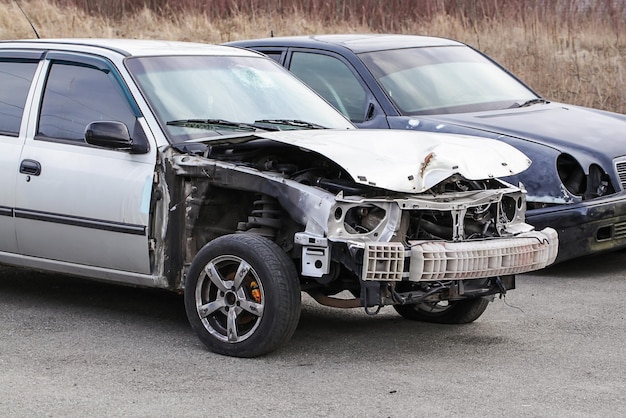 Incidente d'auto davanti a un'auto che si è schiantata e un'auto gravemente rotta deve essere riparata nel centro di assistenza