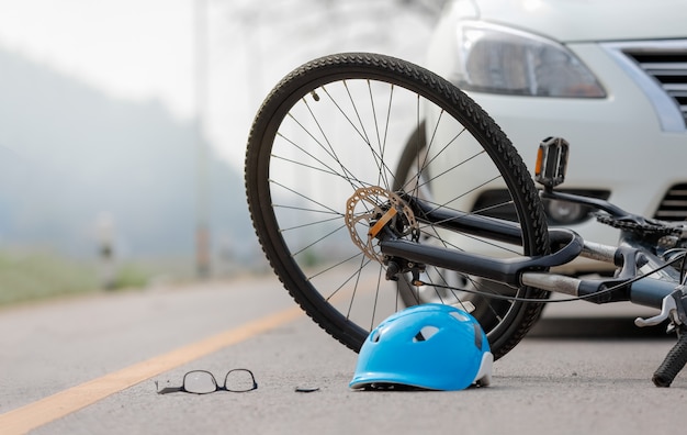 Incidente d'auto di incidente con la bicicletta sulla strada