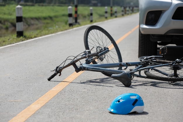 Incidente d'auto incidente con bicicletta su strada