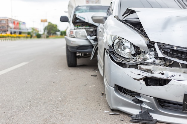 Incidente d&#39;auto moderno che coinvolge due auto sulla strada in Thailandia