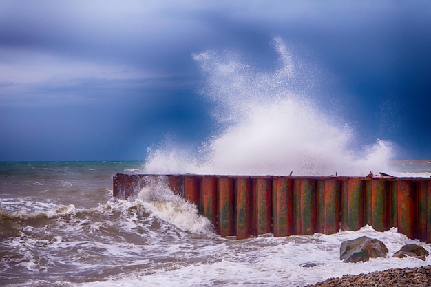 Incidente della pietra dell'onda del mare al frangiflutti