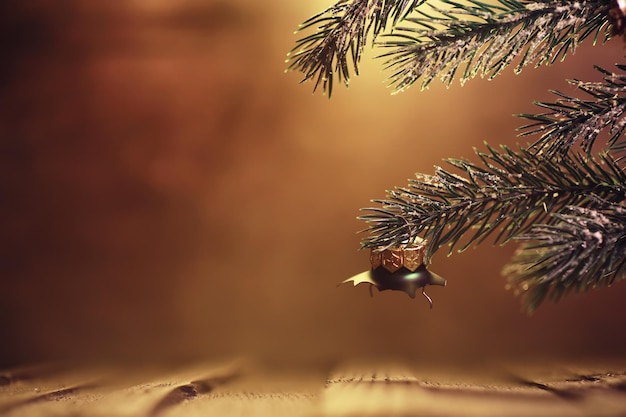 Incidente di Natale Palla di Natale verde rotto sfondo di legno scuro closeup vista copia spazio