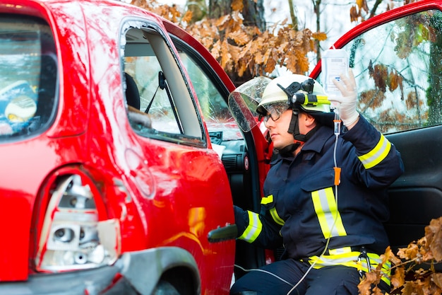 Incidente, i vigili del fuoco salvano la vittima di un'auto