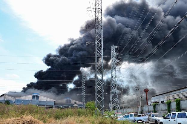 Incidente in fabbrica in Thailandia, fumo nero ha riempito il cielo