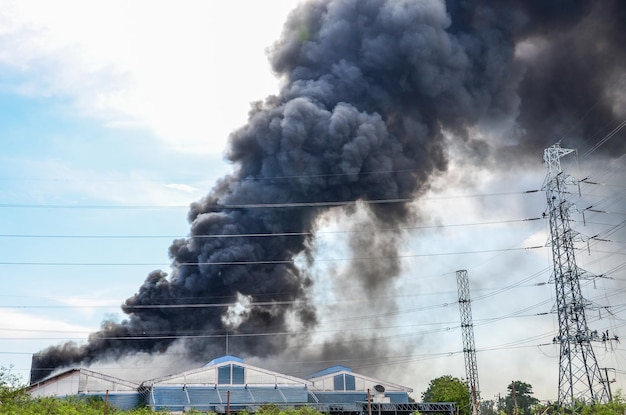 Incidente in fabbrica in Thailandia, fumo nero ha riempito il cielo