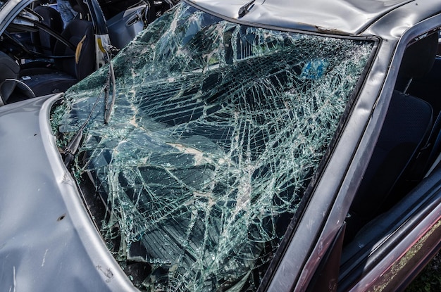 Incidente parabrezza auto rotto