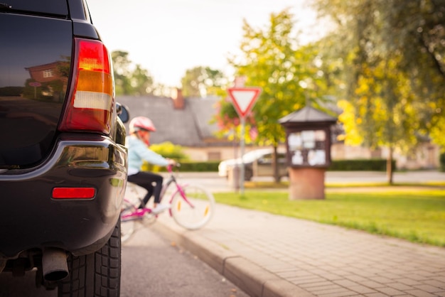 Incidente Ragazza in bicicletta attraversa la strada davanti a un'auto