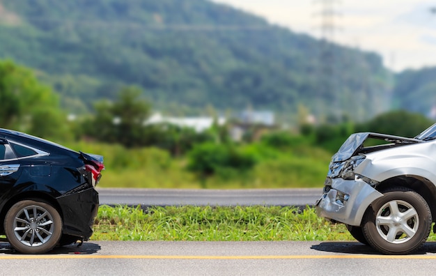 Incidente stradale che coinvolge due auto sulla strada