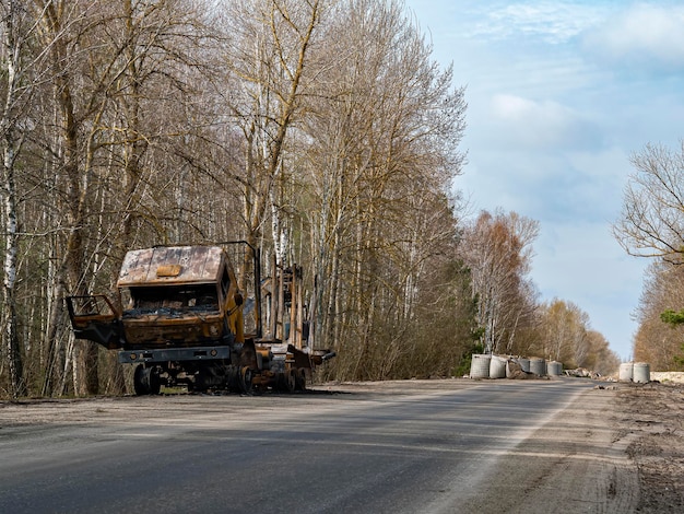 Incidente stradale di un'auto con fuoco