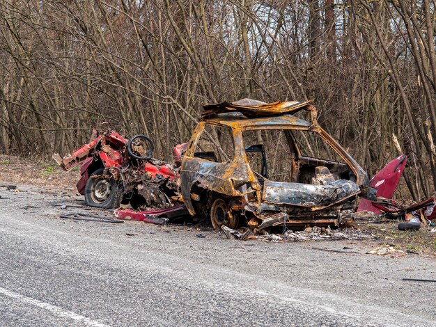 Incidente stradale di un'auto con fuoco