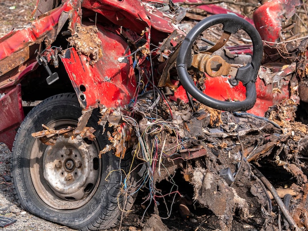 Incidente stradale di un'auto con fuoco