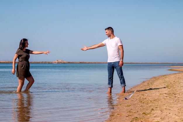 Incinta coppia felice in spiaggia