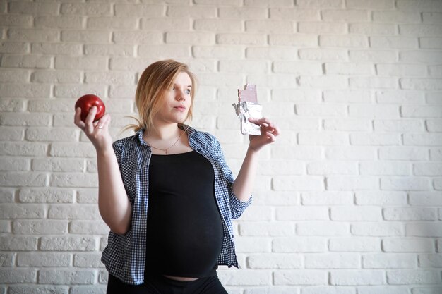 Incinta giovane bella ragazza al nono mese indoor