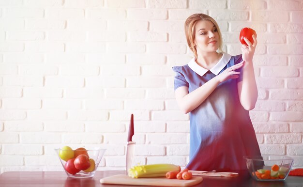 Incinta giovane bella ragazza al nono mese indoor