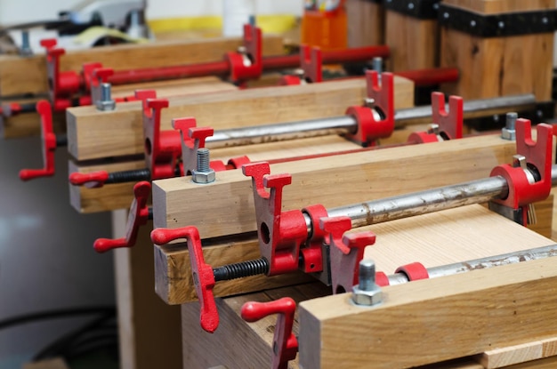 Incollaggio di parti in legno in officina di falegnameria