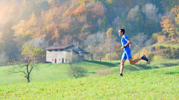 Incontrare la natura in montagna un uomo atleta