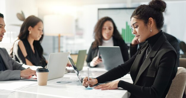 Incontri di uomini d'affari e cooperazione con la pianificazione del portatile e la partnership con la relazione finanziaria internet e gli investimenti Negoziazione del personale e gruppo con un budget di computer ed economia con il lavoro di squadra