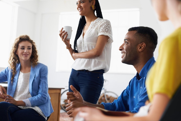 Foto incontri e conversazioni di persone creative all'inizio con pianificazione e lavoro di squadra diversità e comunicazione per la gestione del progetto note di idee e strategia in gruppo con collaborazione all'agenzia