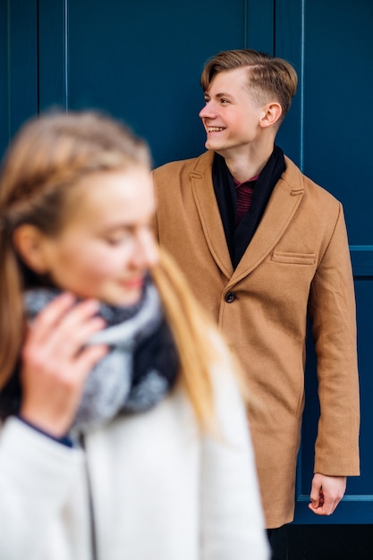 Incontri in linea. Le moderne tecnologie uniscono le persone sole. Stile di vita relazionale contemporaneo