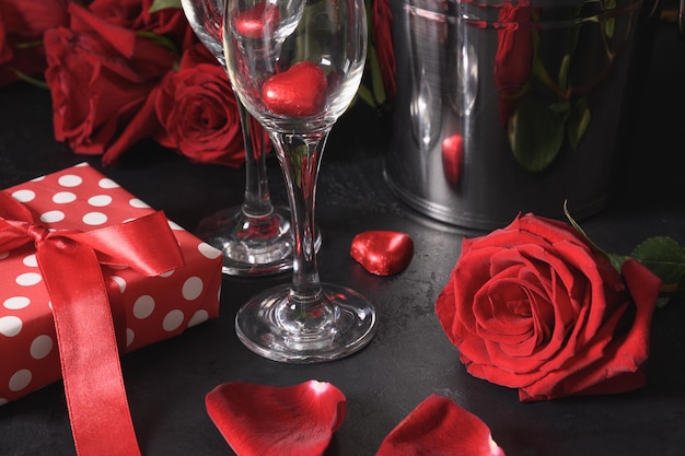 Incontri romantici con bouquet regalo di spumante di rose rosse su celebrazione nera per San Valentino