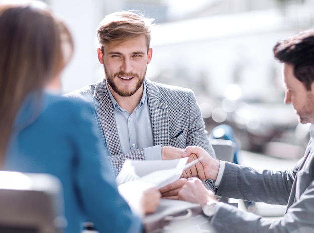 Incontro con i colleghi di lavoro al tavolo del concetto di business del caffè della città