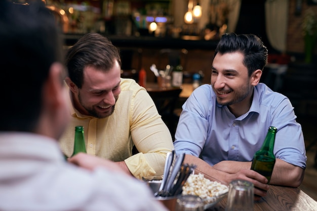 Incontro con i migliori amici al pub