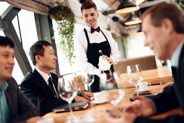 Incontro con uomini d&#39;affari cinesi nel ristorante.