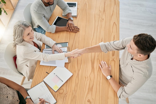 Incontro con vista dall'alto e stretta di mano di uomini d'affari in carica Partnership di benvenuto e gruppo di dipendenti che si stringono la mano per un contratto o un contratto di assunzione o reclutamento grazie o supporto