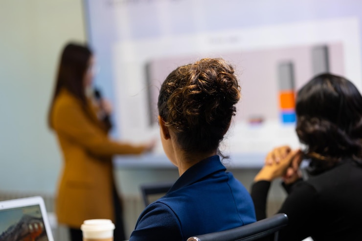 Foto incontro d'affari gruppo di uomini e donne di diversità seduti in sala conferenze e sorridendo alla riunione piano di ricerca in sala riunioni imprenditori professionisti concetti di brainstorming e lavoro di squadra