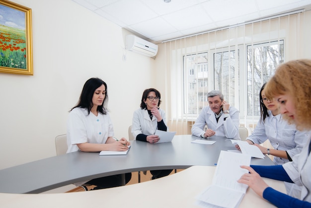 Incontro dei medici in clinica sull'epidemia di virus. Virus ed epidemia, quarantena