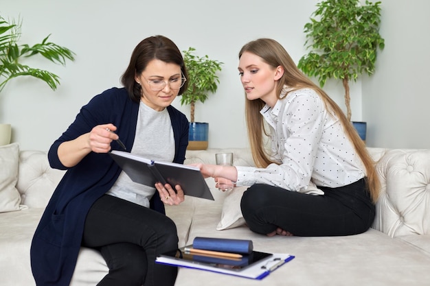 Incontro della paziente della giovane donna con lo psicologo