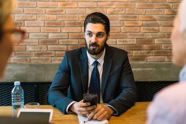 Incontro di lavoro. Bel giovane che conduce un colloquio di lavoro.