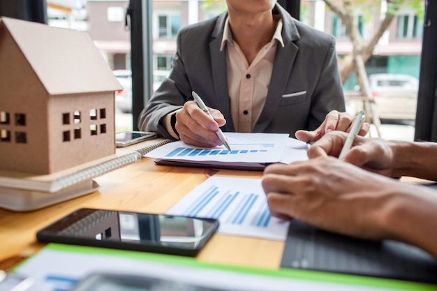 Incontro di lavoro del broker immobiliare Incontro di lavoro che lavora con il nuovo progetto di avvio Presentazione dell'idea analizzare il piano