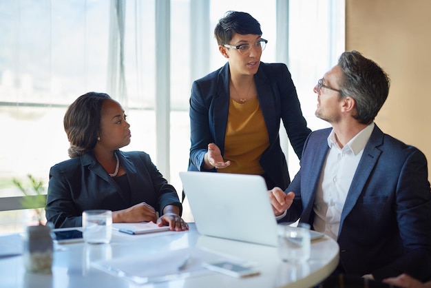 Incontro di lavoro e persone in formazione o che lavorano in discussione aziendale con relatore o dirigenza Team di leadership e collaborazione al computer o strategia di pianificazione e brainstorming