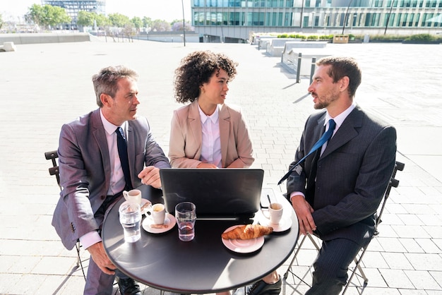 Incontro di lavoro in un bar