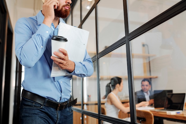 Incontro di lavoro mattutino in ufficio