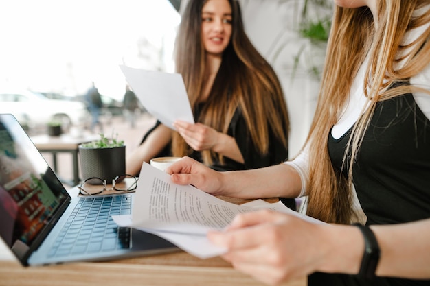 Incontro di lavoro nel ristorante di due giovani impiegati